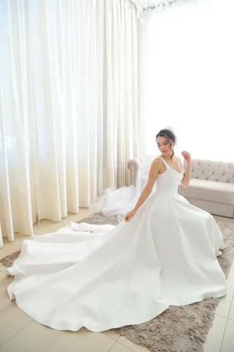 Vestido de noiva minimalista bordado pérolas 