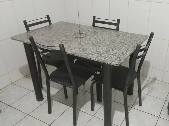 Linda Mesa com 4 Cadeiras
