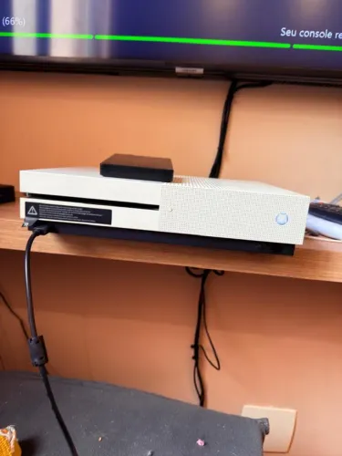 Xbox One S 500 GB, mais HD 1 TB Seagate, mais 2 controles e 12 jogos