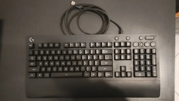 Teclado gamer logitech G213