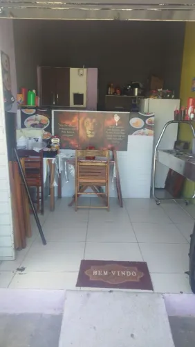 Uma casa e um restaurante 
