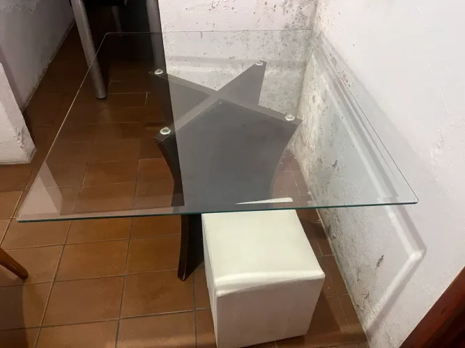 Mesa com tampo de vidro + 4 cadeiras