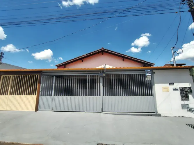 Casa para Locação em Aparecida de Goiânia, Setor Central, 2 dormitórios, 1 banheiro, 2 vag