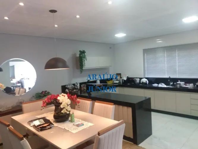 Casa com 6 Quartos e 4 banheiros à Venda, 256 m² por R$ 740.000