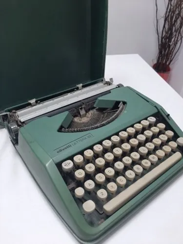 Máquina  de escrever Olivetti Lettera  82