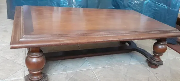 MESA DE CENTRO ANTIGA EM MADEIRA NOBRE