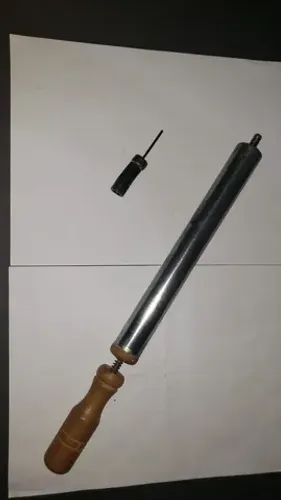bomba em metal antiga, para encher bola com cabo de madeira