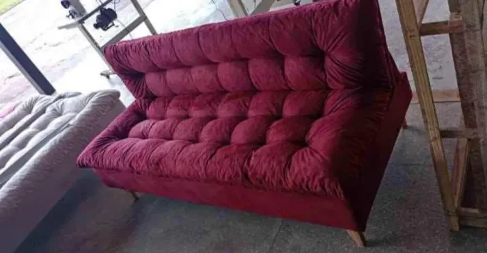 Sofá Cama Com Pés Palito Vermelho / Vinho 