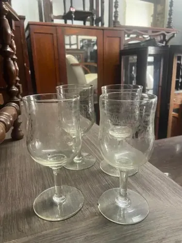 Conjunto Com 04 Taças Antigas Em Cristal Bizotado