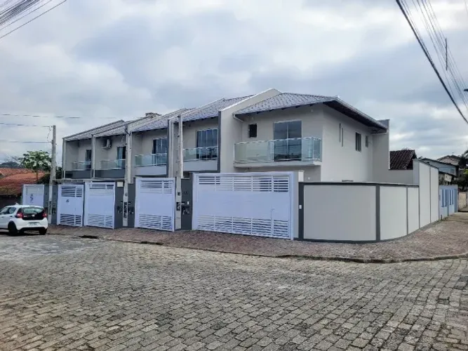 Sobrado no bairro Itoupava Norte, próximo ao Shopping Park Europeu