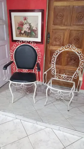 Cadeira antiga de ferro