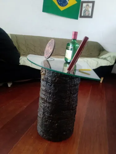 Mesa rústica de centro em tronco de árvore
