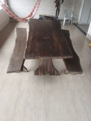 Conjunto de Mesa e Bancos de Madeira