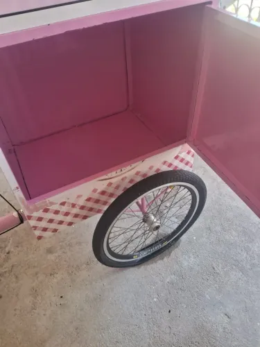 Carrinho com bike conjugada para vendas externas.