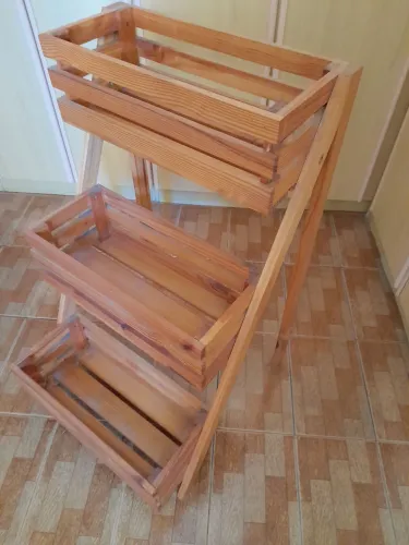 Prateleira de madeira com três prateleiras sobrepostas