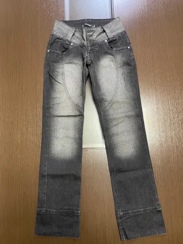 Calça Jeans Preta com Design Moderno