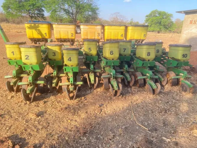 Plantadeira 10 linhas John Deere revisada 