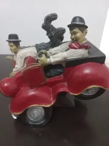 Escultura cofre gordo e o magro em Carro Antigo