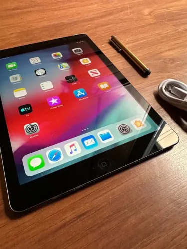 Ipad Air Apple IOS 12.5.7 16gb 3gb tela 9.7"wi-fi c/pecil stylus e cabo filmes series