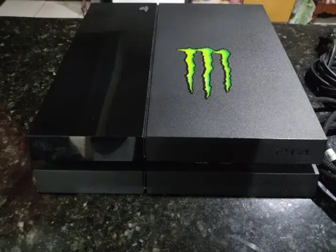 PS4 500g semi novo com jogos - Em perfeito estado.