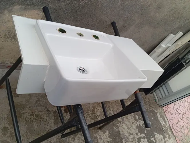 Pia de banheiro bancada em Quartzo , cuba de louça nova.