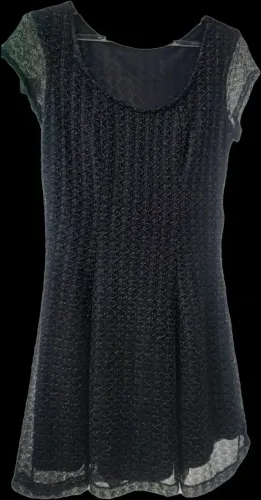 Vestido Preto em Renda com Fios Dourado