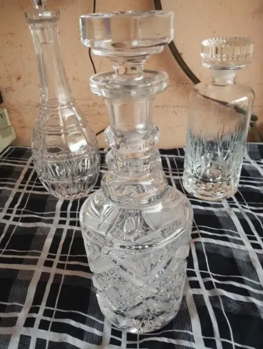 DECANTER STAR OF EDINBURGH - ALTO TEOR DE CHUMBO - CORTE GEOMÉTRICO - LAPIDADO À MÃO