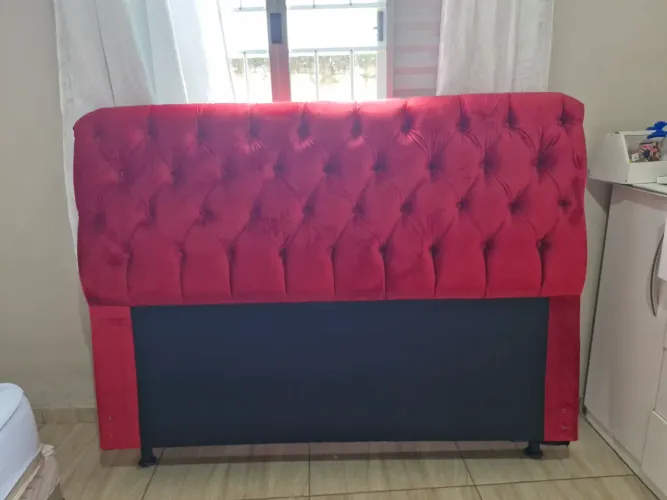 Cabeceira de Cama Estofada Vermelha com Detalhes