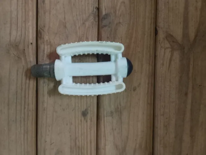 Pedal Caloi totica aro 10 lado direito