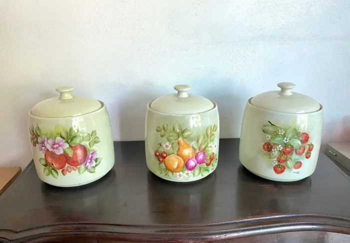Conjunto de Potes  em porcelana  com pintura de frutas..