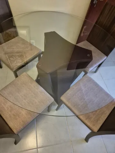 Conjunto de mesa e quatro cadeiras