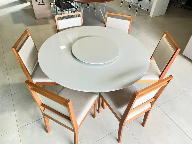 Mesa nova com cadeiras de madeira maciça!!!