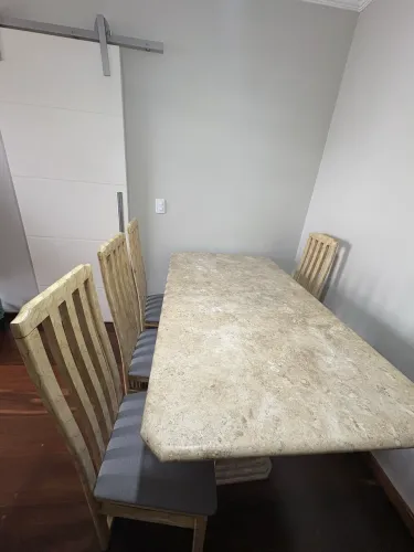 Mesa de mármore com 06 cadeiras