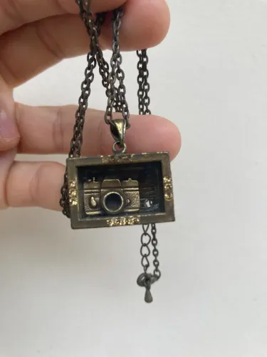 Colar com pingente de Máquina Fotográfica