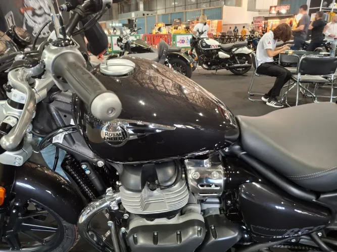 Super Meteor Astral Black 650cc - Amanda