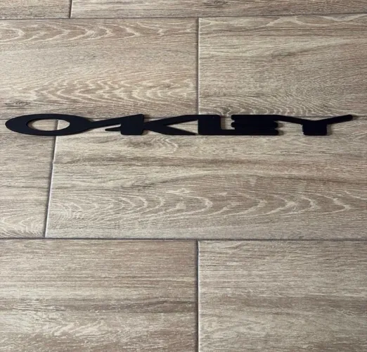 Logo Oakley em acrílico