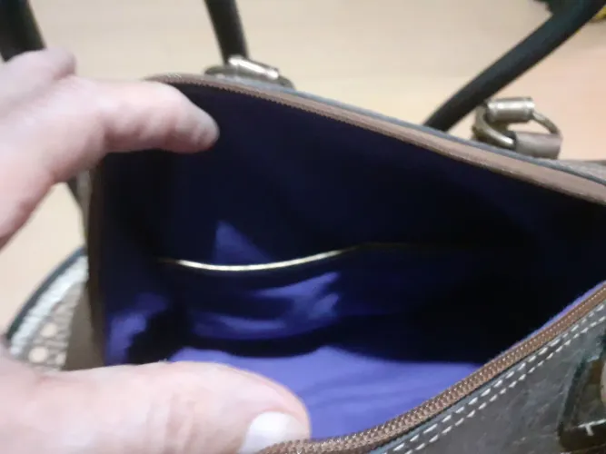 Bolsa de Mão Elegante com Detalhes Sofisticados