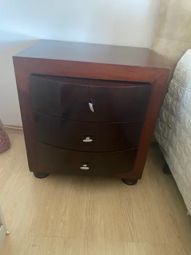 Mesa de cabeceira em madeira 