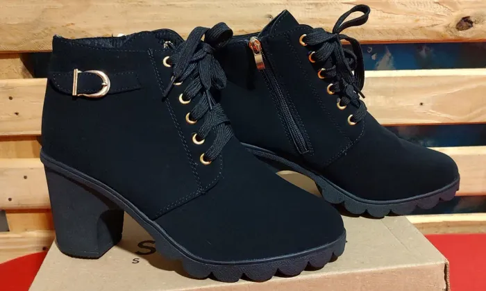 Bota Feminina Preta estilo camurça NOVA.