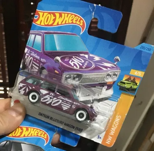 carro tipo wagon Datsun Bluebird 510 roda faixa branca da Hot wheels