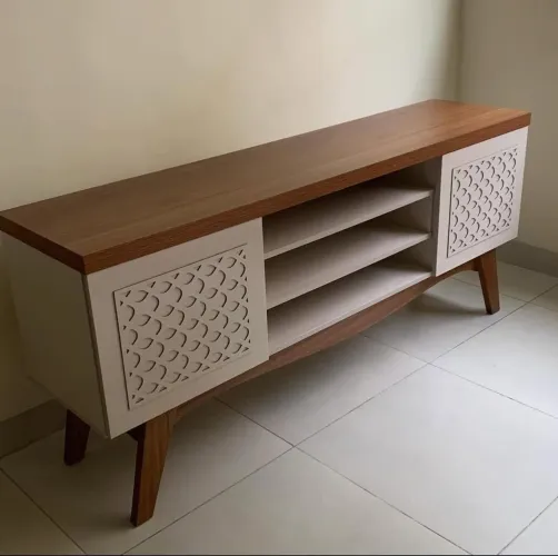 Rack de TV Moderno em Madeira e Detalhes Vazados