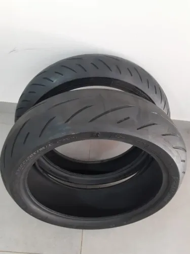 Par de Pneus Bridgestone P/ motos a partir de 600 cc