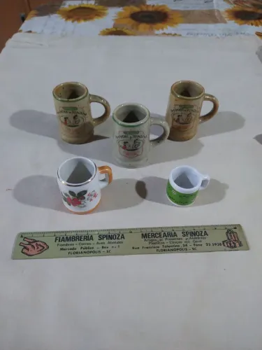 Lote de mini canecos em cerâmica.