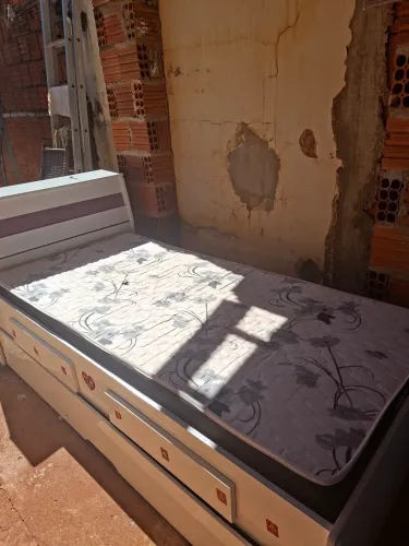 Cama com auxiliar de solteiro 