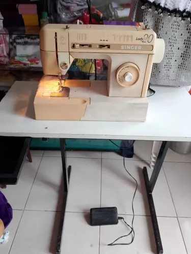 Máquina costura Singer com mesa