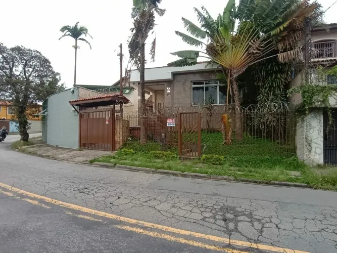 ALUGA Casa Térrea Espaçosa no Jardim Bonfiglioli com Quintal e Edícula