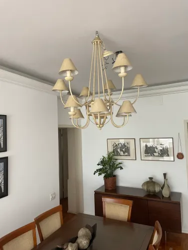 Lustre candelabro com 10 braços de metal pintado