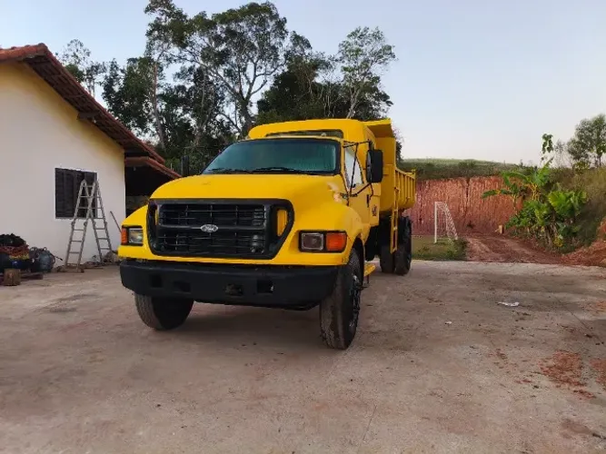 Caminhão basculante Ford 12000 Pitbull, com cabine suplementar