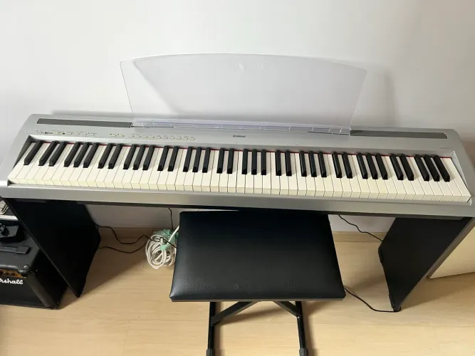 Piano digital com estante Yamaha P95