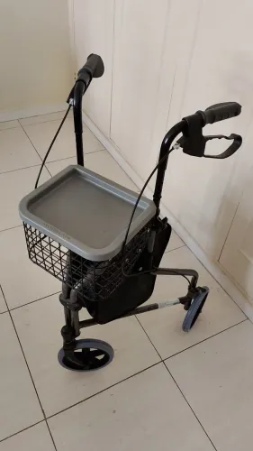 Andador com rodas triciclo em alumínio - PARA DESAPEGO